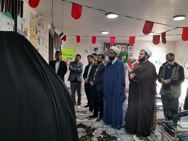 نمایشگاه انقلاب  در آموزشگاه تکتم