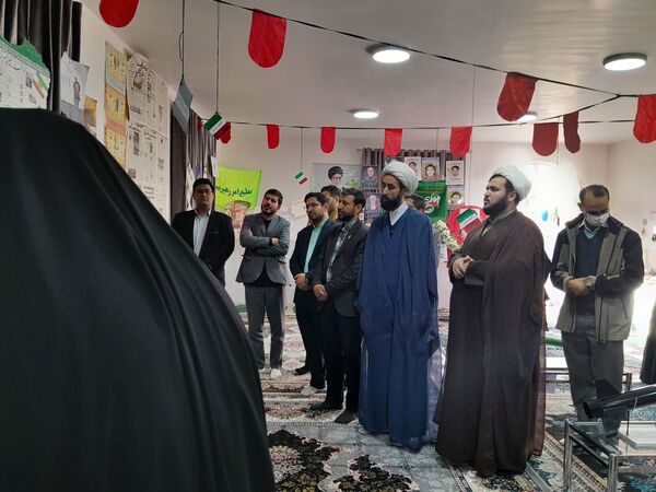 نمایشگاه انقلاب  در آموزشگاه تکتم