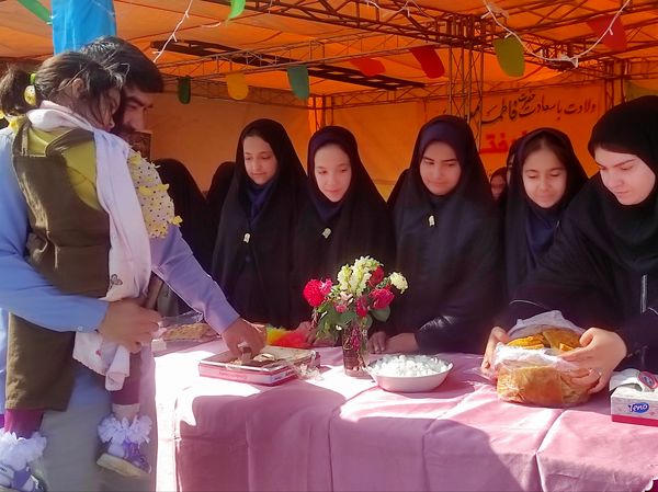 همکاری دانش آموزان خادمیار دبستان ضحی۲ با چایخانه دانش آموزی حضرت رضا(ع) شیروان