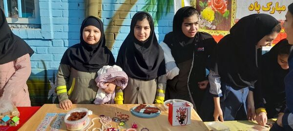 برپایی بازارچه فروش به‌مناسبت دهه فجر در مدرسه ربابه هاشمیان یزدی