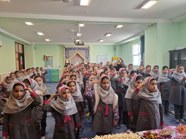 جشن میلاد امام خوبی‌ها در دبستان برادران شهید دیده‌ور کازرون
