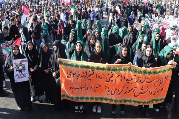 حضور پرشور دانش‌آموزان پاکدشتی در راهپیمایی روز ۱۳ آبان