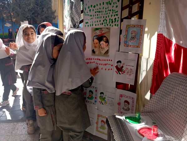 گرامیداشت حماسه ۹ دی ماه در دبستان دخترانه نرجس یک 