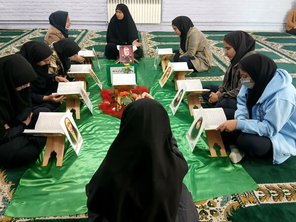 محفل انس با قرآن در دبیرستان دخترانه فاطمیه 