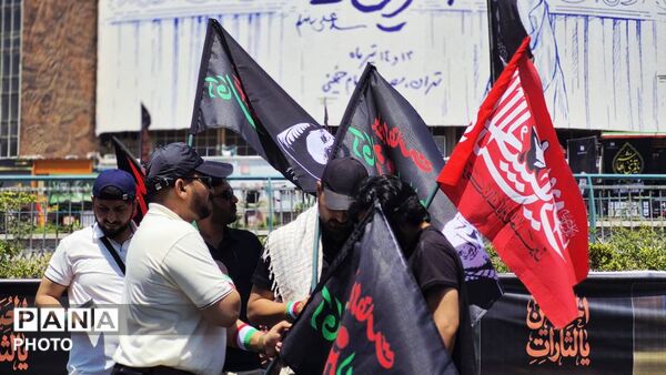 حضور گسترده مردم در مراسم تشییع رهبر شهید در میدان ولیعصر