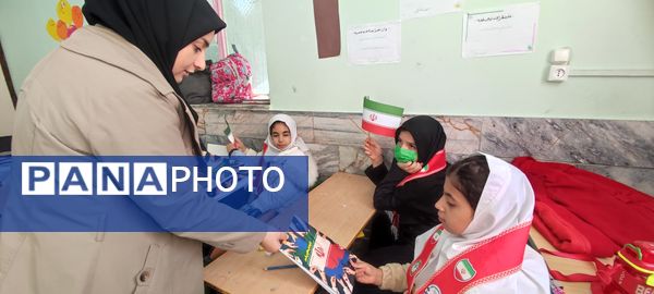 توزیع کتاب « از ایرانمان دفاع می کنیم » در بین دانش‌آموزان پیشتاز مدرسه شهید خاقانی شهرستان شیروان