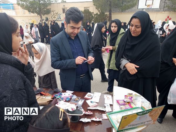 برپایی بازارچه دانش آموزی در دبیرستان شاهد هاجرشهرستان کاشمر