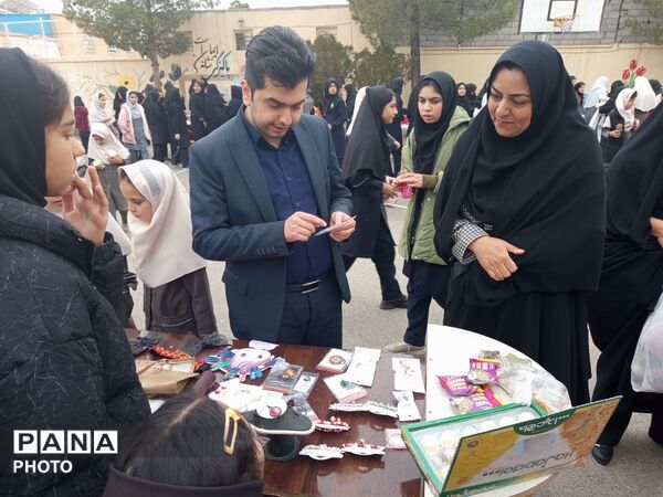 برپایی بازارچه دانش آموزی در دبیرستان شاهد هاجرشهرستان کاشمر