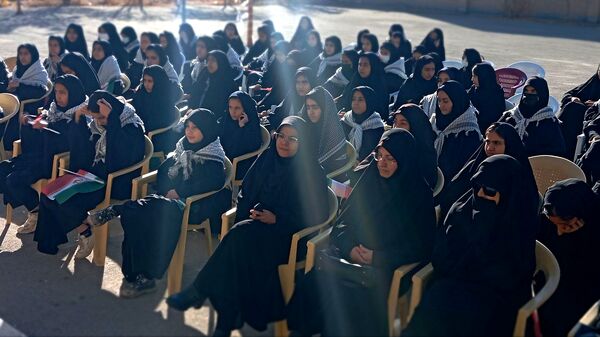 دبیرستان دخترانه فدک میزبان آیین زنگ نمادین «استکبار‌ستیزی» در شهر بن 
