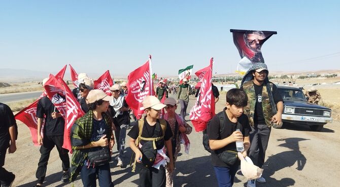 پیاده روی امام رضا (ع) با حضور پر شور دانش آموزان نیشابور در کاروان دانش آموزی صراط