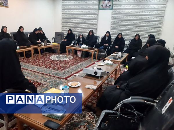 کارگاه آموزشی زنان آگاه در زیارتگاه شهید آیت الله مدرس(ره) کاشمر