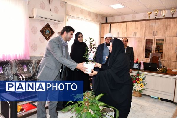 حضور امام جمعه، فرماندار و مدیر آموزش پرورش مه ولات در مدارس شهرستان