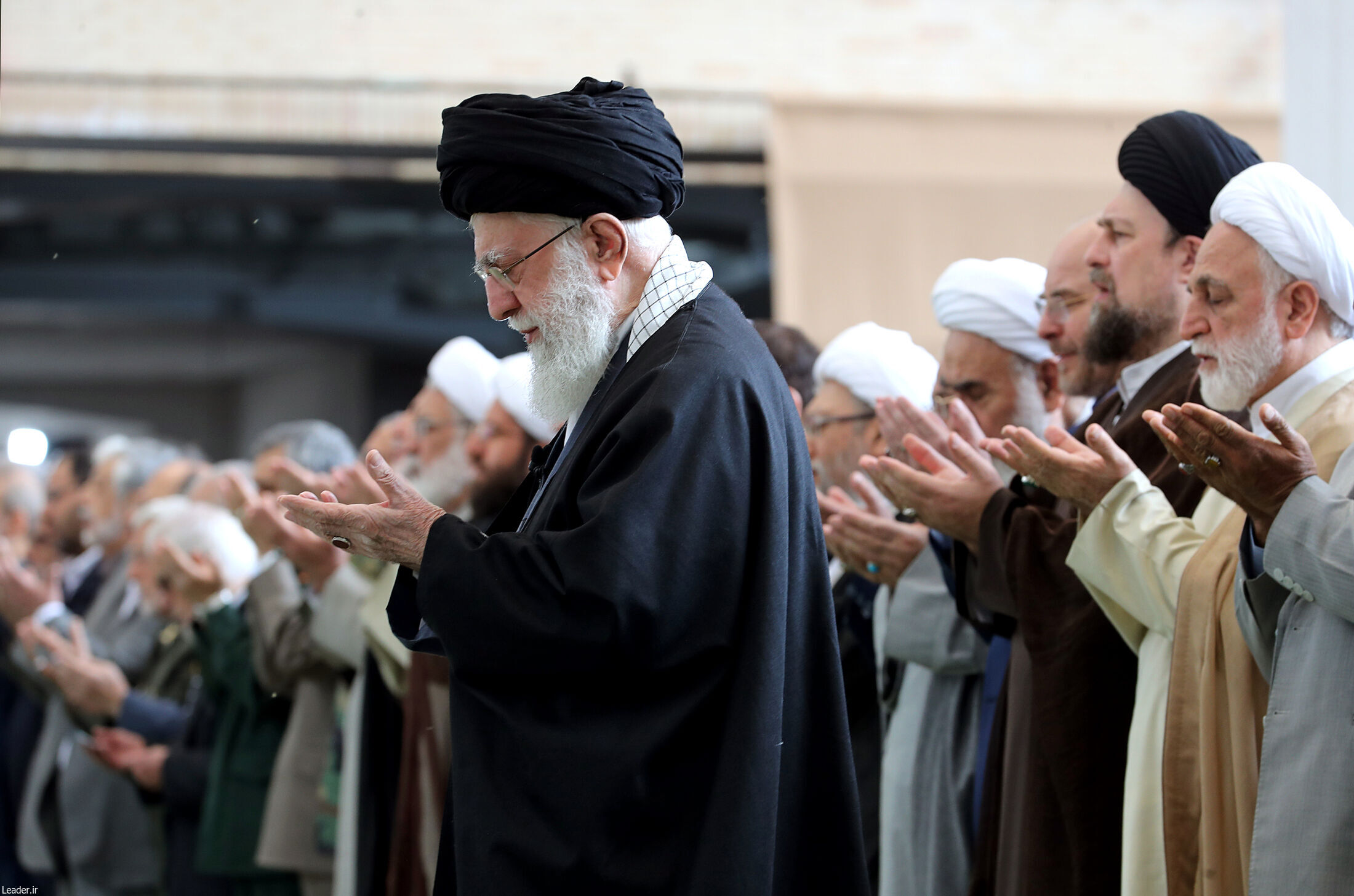 نماز عید فطر به امامت رهبر انقلاب اسلامی اقامه شد