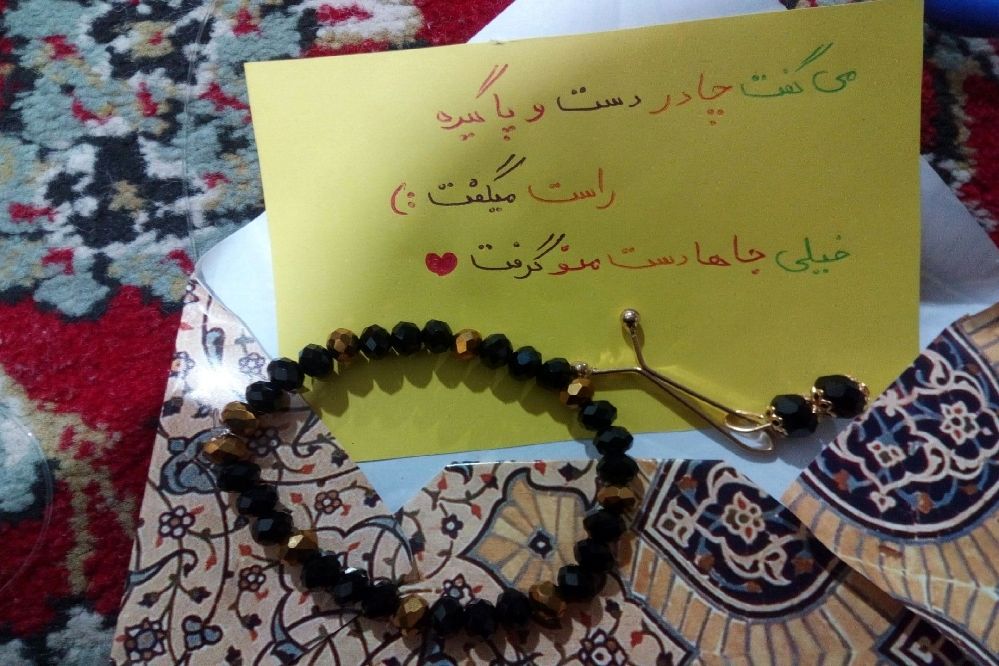 توزیع پاکت‌های امر به معروف و نهی از منکر در دبیرستان دخترانه دلیری