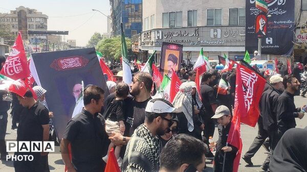 وداع پرشور و تاریخی امت با پیکر پاک رهبر شهید در میدان انقلاب تهران