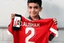 پیراهن اهدایی کاپیتان پرسپولیس بدست بازمانده مدرسه میناب رسید