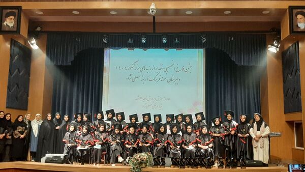 جشن فارغ‌التحصیلی و تجلیل از نخبگان کنکور در دبیرستان نمونه فرهنگ آرمینه مصلی‌نژاد