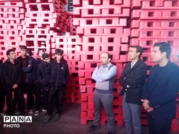 بازدید دانش آموزان دبیرستان نمونه آیت‌الله خامنه‌ای از شهرک صنعتی کاشمر