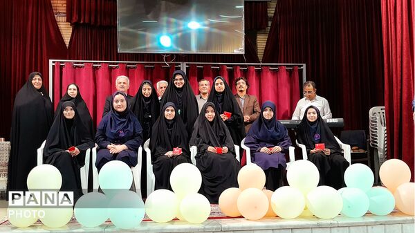 جشن ستارگان و تجلیل از شاگردان برتر آموزشی و فرهنگی دبیرستان شاهد بحرینیان ناحیه۴ 