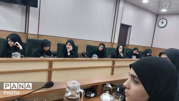 نشست هم‌اندیشی مجمع و شورای دانش‌آموزی دختران استان قم 
