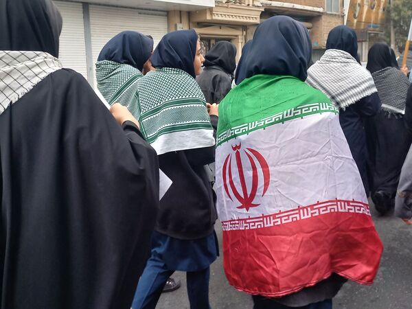 حضور دانش آموزان اسلامشهری در راهپیمایی ۱۳ آبان