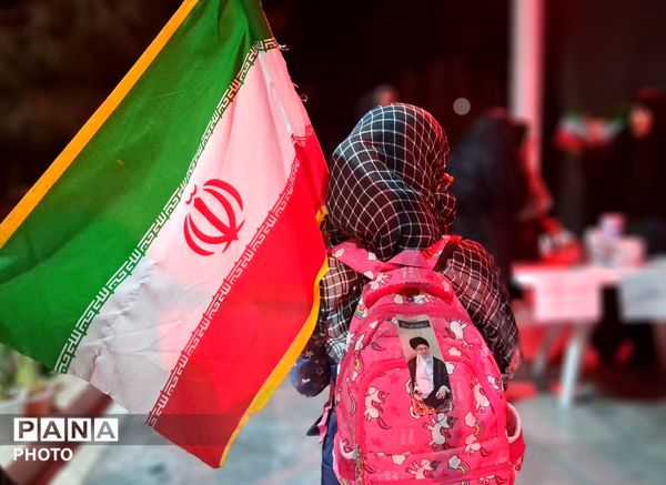 پیشگامان نمایش شور میهن دوستی در تجمعات شبانه 