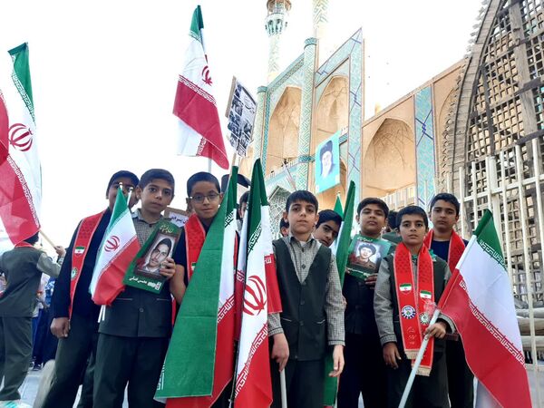 حضور دانش‌آموزان دبستان پسرانه احمد کاظمی ۱ در راهپیمایی ۱۳ آبان