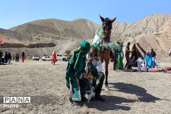 تعزیه خوانی در روز اربعین حسینی در جوار گلزار شهدای شهر بار نیشابور 