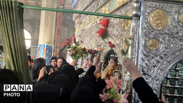 فارسان در جشن دهه کرامت؛ گردهمایی مردم در بارگاه امامزاده 
