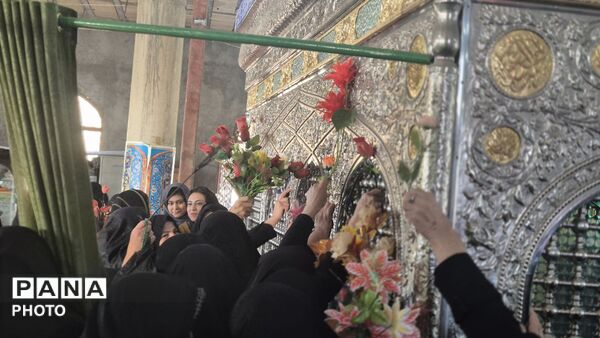 فارسان در جشن دهه کرامت؛ گردهمایی مردم در بارگاه امامزاده 