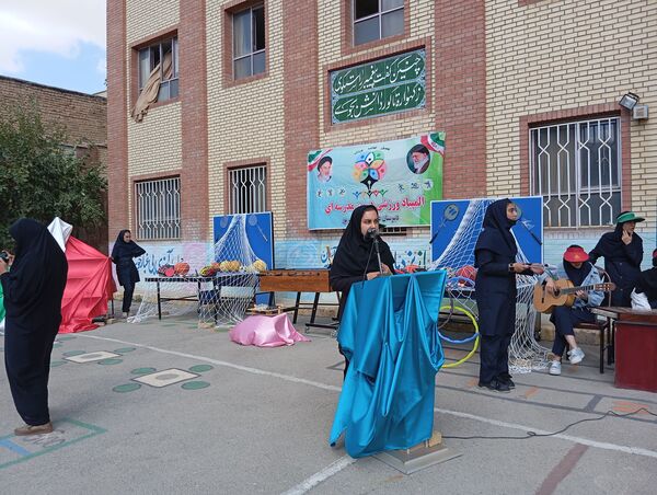 مراسم نمادین هفته تربیت‌بدنی و ورزش در دبیرستان هفده شهریور شهرستان فیروزکوه