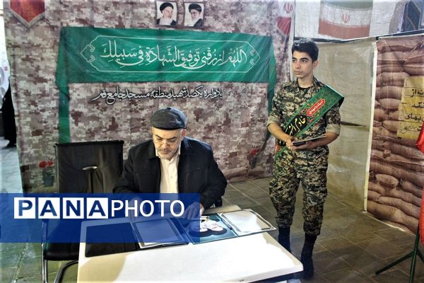 استقبال نوجوانان از غرفه‌های یادواره شهدای مسجد جامع قم