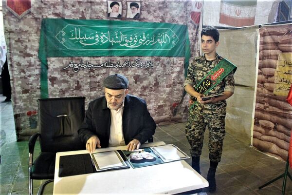 استقبال نوجوانان از غرفه‌های یادواره شهدای مسجد جامع قم