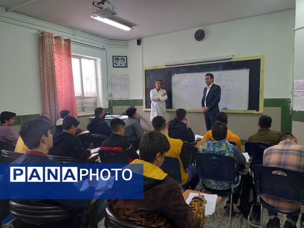 کلاس های تقویتی دبیرستان نمونه آیت الله خامنه‌ای کاشمر