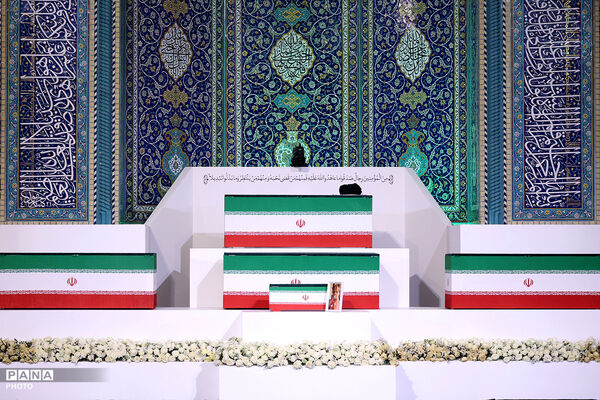 ادای احترام سران قوا و جمعی از مسئولان نظام بر پیکر مطهر رهبر شهید انقلاب