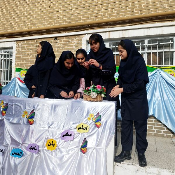  جشن نیمه شعبان و دهه فجر در دبیرستان مستوفی ۲ 