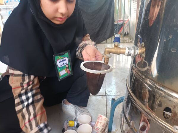 عطر فاطمی در فضای آموزش دبیرستان میرزا جعفر سروقد با برپایی ایستگاه صلواتی 