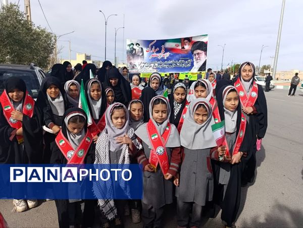 حضور پرشور دانش آموزان ابرکوه در راهپیمایی ۲۲ بهمن