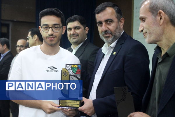 تجلیل از برگزیدگان دبیرستان شهید بهشتی شهرستان بوشهر (1)