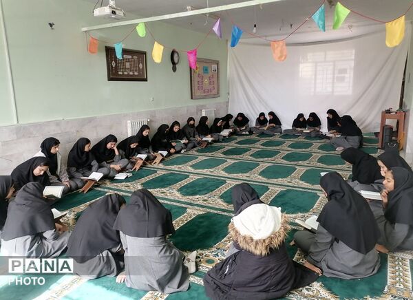 نمازجماعت و جزء‌خوانی در دبیرستان حاج مهدی روحانی ارغا شهرستان خلیل آباد