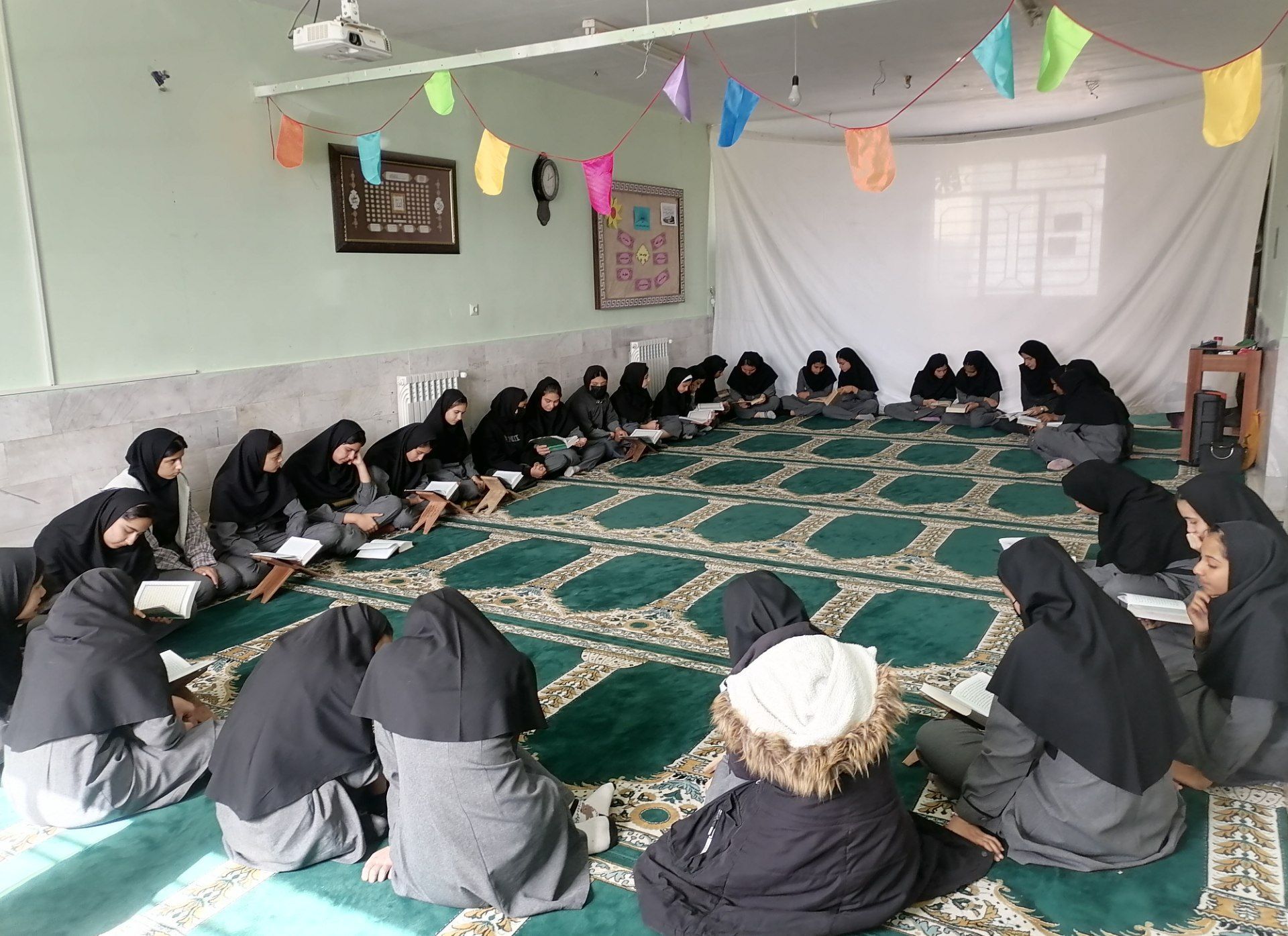نمازجماعت و جزء‌خوانی در دبیرستان حاج مهدی روحانی ارغا شهرستان خلیل آباد