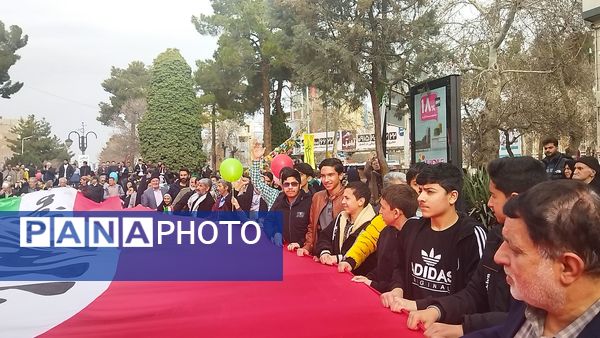 حضور افشار مختلف مردم نیشابور در راهپیمایی ۲۲ بهمن 