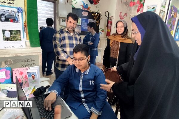 نمایشگاه دست سازه‌های دانش آموزی در دبستان پانزده خرداد ناحیه دو شهرری 