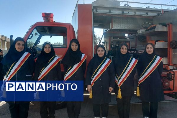 نواختن زنگ پدافند غیرعامل در هنرستان کوثر باقرشهر 