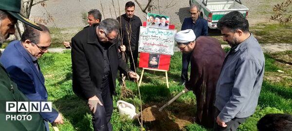 غرس نهال مثمر در کانون فرهنگی هنری شهید فهمیده مرند 