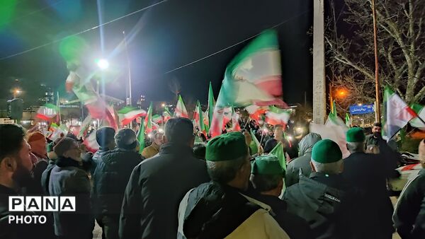 زن و مرد و پیر و جوان این شب ها در اجتماعات خیابانی شهر بار 