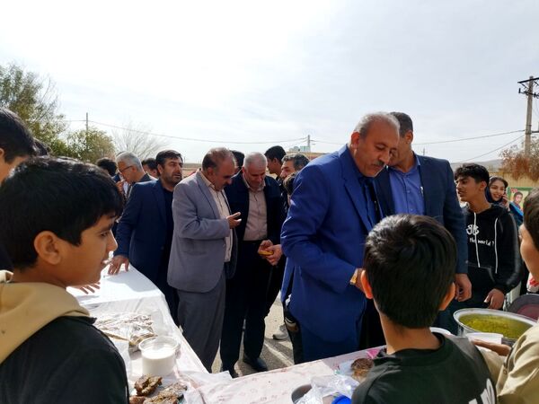 نمایشگاه دست‌سازه‌های دانش‌آموزی و بازارچه مدرسه‌ای در مدرسه شهید رنجبر
