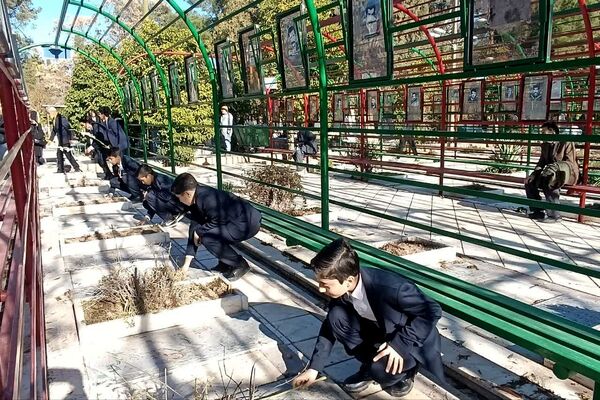 گل‌های سپاس بر مزار قهرمانان شیراز