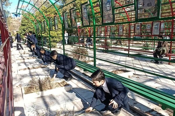 گل‌های سپاس بر مزار قهرمانان شیراز
