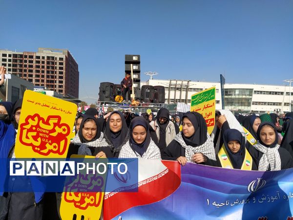  راهپیمایی  روز دانش آموز در مشهد با قلب هایی از جنس عزای حضرت فاطمه (س)